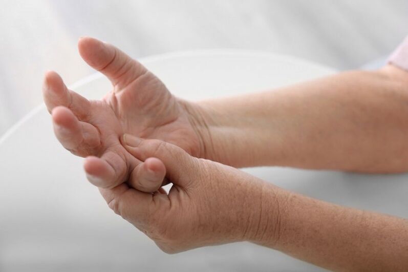 A dor nas mans e nos dedos é un síntoma común da osteocondrose cervical