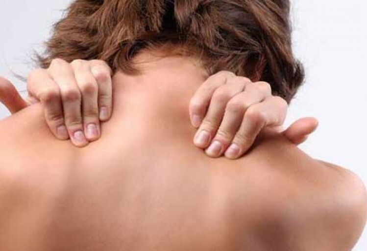 Un síntoma da osteocondrose torácica é a dor entre os omóplatos. 