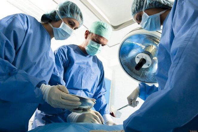 O proceso de realizar a cirurxía nunha articulación enferma