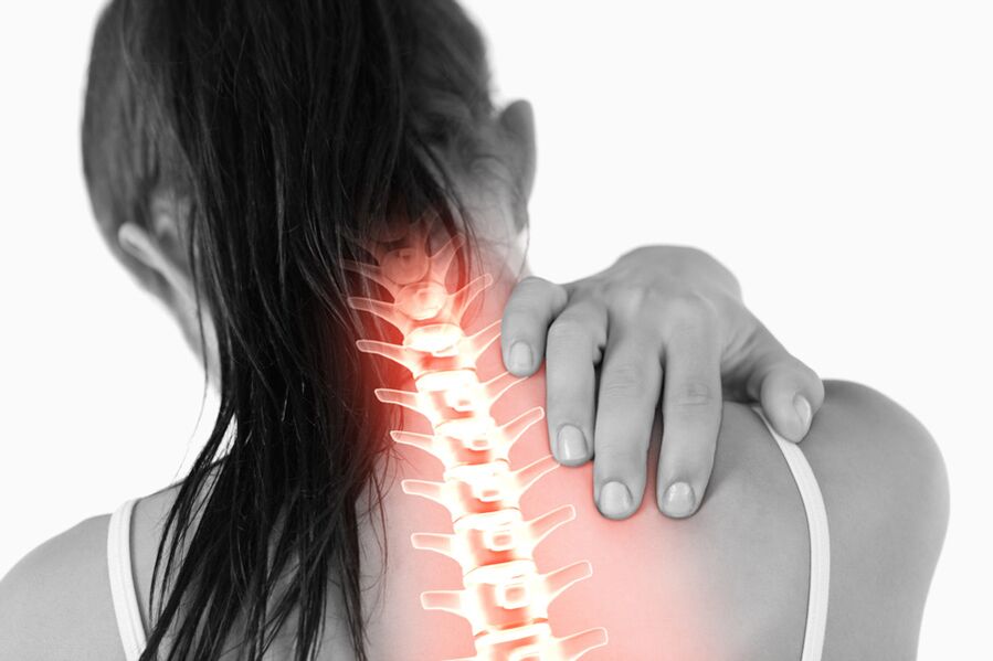 A dor debida á osteocondrose da columna torácica nas mulleres pode irradiarse á zona do pescozo